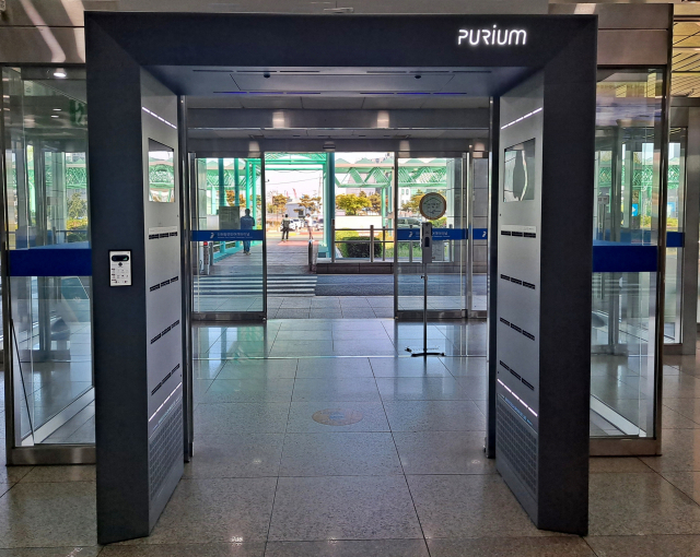 인천항 연안여객터미널에 설치된 IoT 활용 스마트 에어샤워. IPA 제공