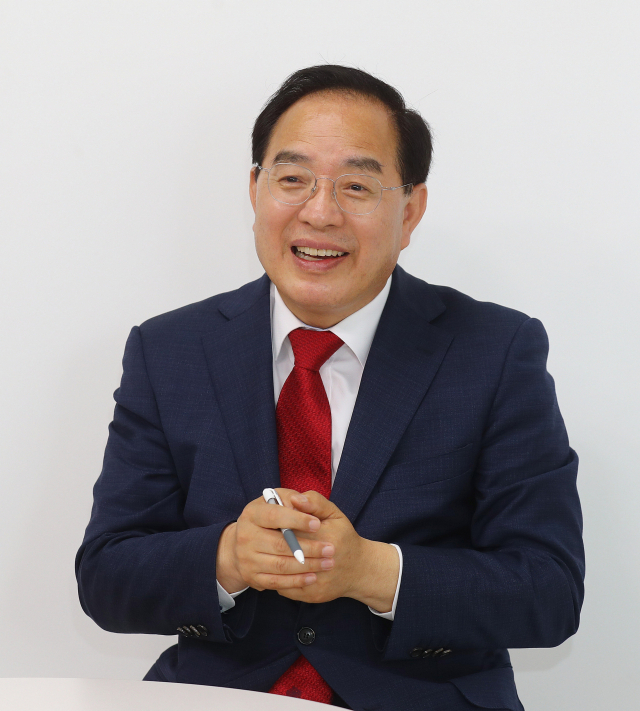 하윤수 후보는 공약 실현가능성에 의문을 제기하는 김 후보에게 의지의 문제라고 맞받으며, 학교 통폐합 정책은 비교육적이라고 비판했다. 부산일보DB
