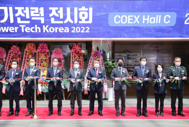 지난 18일 국제 전기전력 전시회 개막식에 참석해 테이프커팅 중인 김성균 한국서부발전 부사장(왼쪽 세 번째). 서부발전 제공