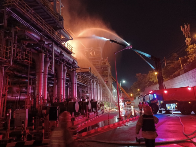 19일 오후 8시 51분 에쓰오일 온산공장에서 대형 화재가 발생해 소방당국이 진화 작업을 벌이고 있다. 울산소방본부 제공