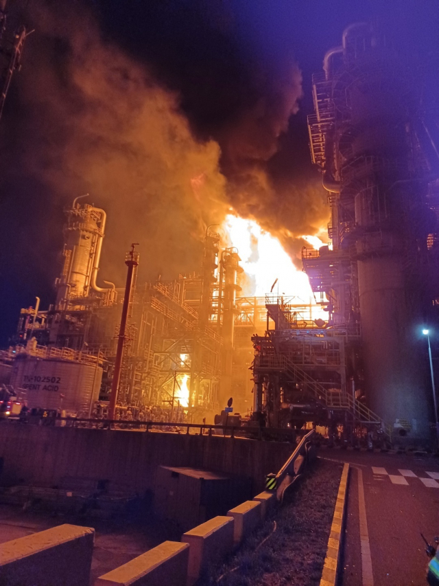 19일 에쓰오일 온산공장에서 폭발과 함께 화염과 연기가 치솟고 있다. 울산소방본부 제공