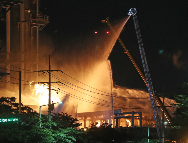 19일 오후 울산시 울주군 온산공단 에쓰오일 울산공장에서 폭발로 대형 화재가 발생해 20일 오전까지 진화 작업이 이어지고 있다. 연합뉴스
