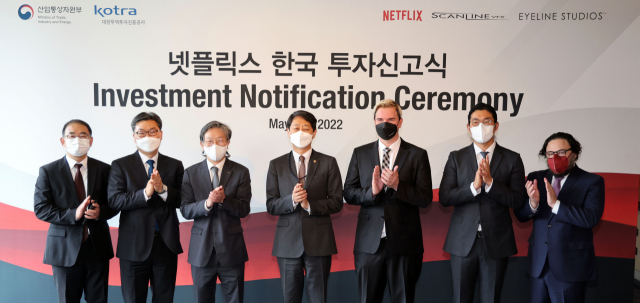 20일 오전 서울 종로구 포시즌스호텔에서 열린 넷플릭스 한국 투자신고식에서 참석자들이 기념촬영을 하고 있다. 왼쪽부터 박용수 코트라(KOTRA) 투자유치실장, 최영수 산업통상자원부 투자정책과장, 유정열 코트라 사장, 안덕근 통상교섭본부장, 스테판 트로얀스키 넷플릭스 자회사 스캔라인 VFX 대표, 박성용 넷플릭스 서울오피스 VFX 총괄, 제프 로스 부사장. 산업부 제공
