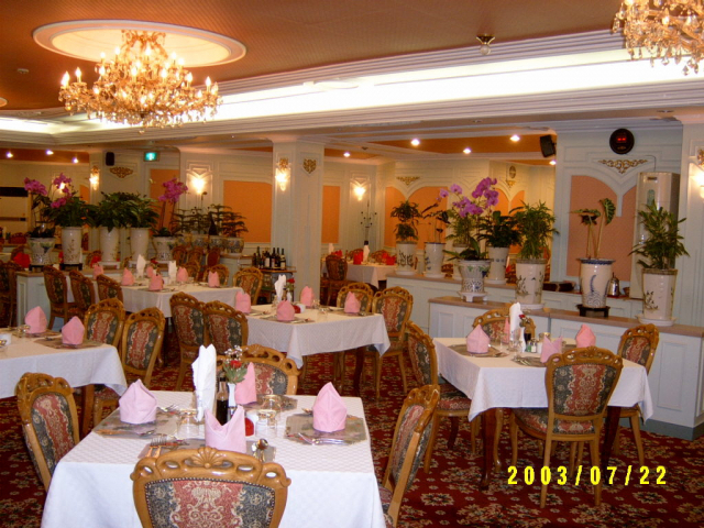 2003년 호수그릴의 식당 내부 모습입니다. 화려한 샹들리에와 함께 고풍스러운 느낌의 식당이었죠. 최승규 씨 제공
