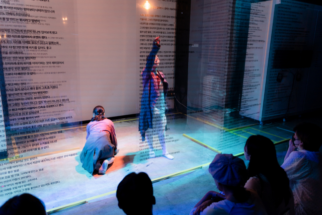 '초량캬바레'는 이야기, 소리, 이미지가 교차하는 융복합 공연이다. 문화예술 플랜비 제공