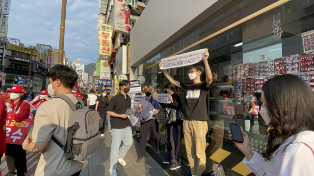 지난 21일 오후 5시 부산 부산진구 부산시교육감 하윤수 후보 유세 현장에서 청소년인권행동 아수나로 부산지부가 학생인권 정책을 요구하며 피켓 시위를 하고 있다. 아수나로 제공
