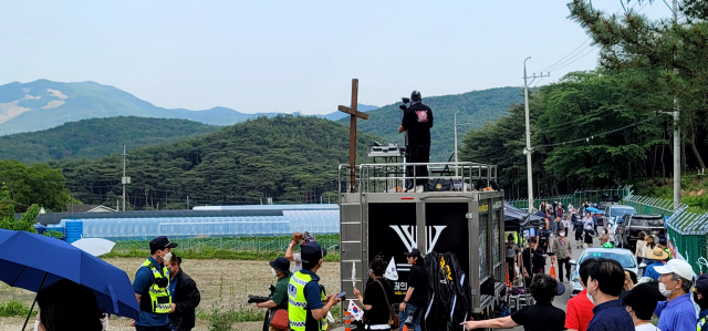 보수 성향의 한 단체가 22일 오후 방송 장비를 실은 별도의 차량 지붕에 올라가 문 전 대통령 사저를 향해 확성기로 음악을 트는 등 집회를 갖고 있다. 김태권 기자