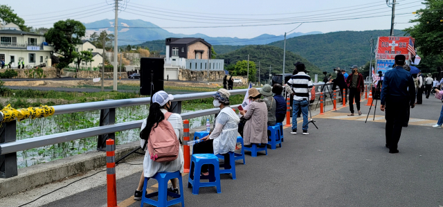 보수단체의 모임인 구국총연맹이 22일 오후 평산마을에서 집회를 갖고 있다. 김태권 기자