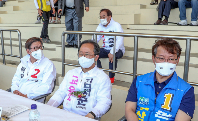 22일 부산 개성고등학교에서 열린 총동창회 체육대회에 참석한 부산시장 및 부산교육감 후보들이 행사진행을 지켜보고 있다. 김종진 기자