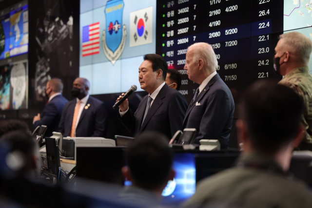 윤석열 대통령과 조 바이든 미국 대통령이 22일 오후 오산 미 공군기지의 항공우주작전본부를 함께 방문해 장병들을 격려하고 있다. 대통령실 제공