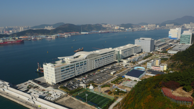 수산가공선진화단지가 문을 연지 8년이 지났지만 여전히 폐수 배출 시스템이 미흡해 지자체로부터 과태료 처분을 받았다. 부산 서구 감천항 수산가공선진화단지 전경. 부산일보DB