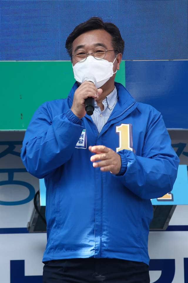 더불어민주당 윤호중 공동비대위원장이 22일 경기도 부천충앙공원에서 열린 김동연 경기도지사 후보 유세에서 지지를 호소하고 있다. 연합뉴스