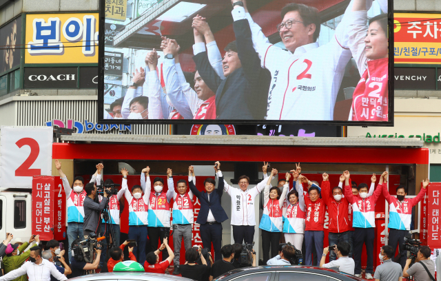 박형준 국민의힘 부산시장 후보와 이준석 대표가 지난달 23일 부산 북구 덕천초 앞에서 열린 유세에서 손을 들어 지지를 호소하고 있다. 정종회 기자 jjh@