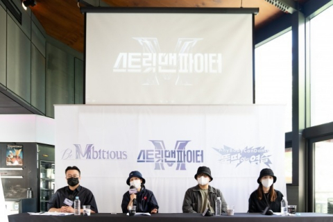 엠넷 댄스 프로그램 제작진이 24일 서울 종로구의 한 카페에서 열린 인터뷰에 참석해 답변하고 있다. (왼쪽부터) 권영찬 CP, 최정남 PD, 황성호 PD, 김나연 PD. 엠넷