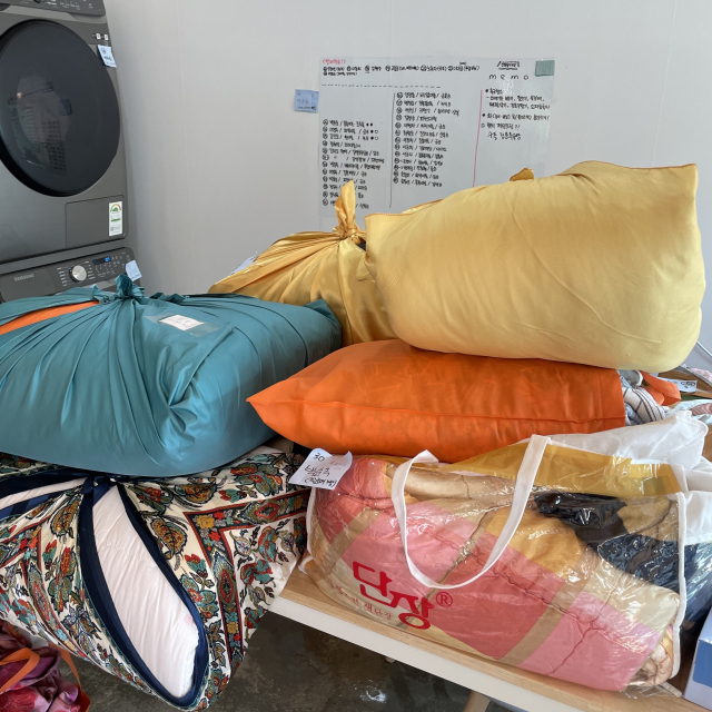 빨래가 쌓이고 있습니다. 당일 세탁, 당일 건조 약속은 못지키고 있지만 다행히 아직 '컴플레인'은 없네요