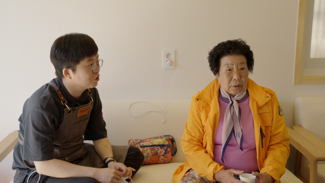 왕할머니와 이야기를 나누다보면 기분이 좋아집니다.