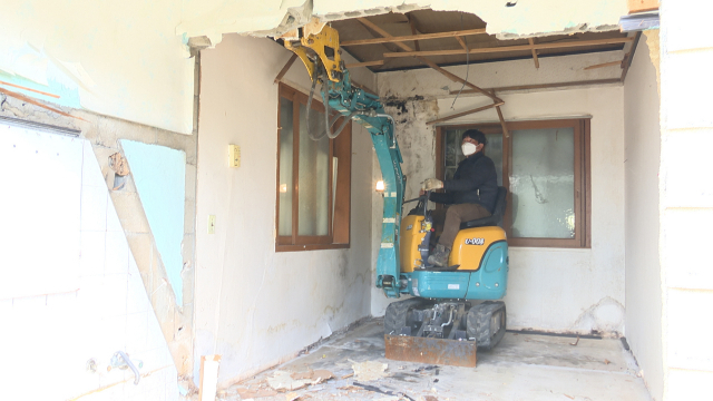 집이 부서지는걸 보면서 걱정이 앞섰습니다. '잘 고쳐질까 이 집이?'