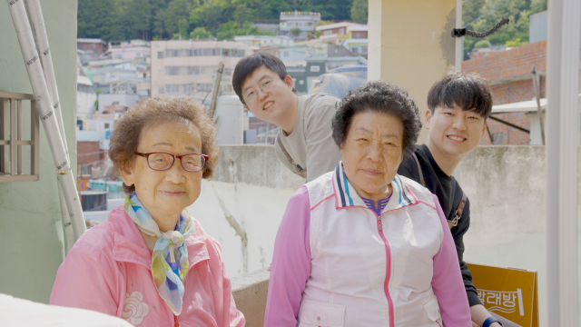 어머님들은 사진 찍는걸 좋아합니다. 앞으로도 사진 많이 찍어요 우리.