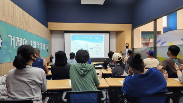 해녀아카데미 이론 교육 시간. 최혜선 해녀가 강사로 직접 참여해 ‘해녀의 물건’에 대해 강의를 했다. 정수원·정윤혁 PD jyh6873@