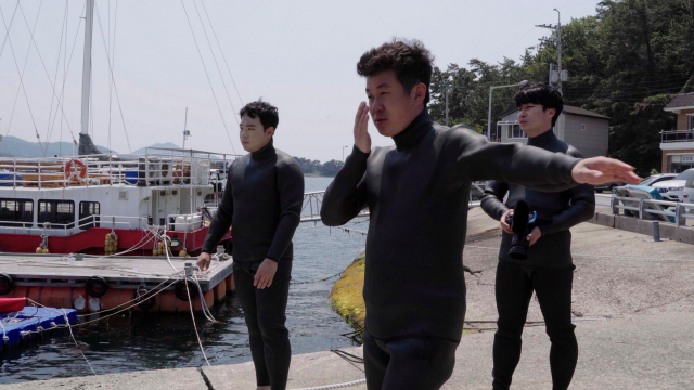 <부산일보> 취재진도 해남이 되기 위해 수업을 함께 들은 뒤 고무옷을 입고 바다로 뛰어들었다. 정수원·정윤혁 PD jyh6873@