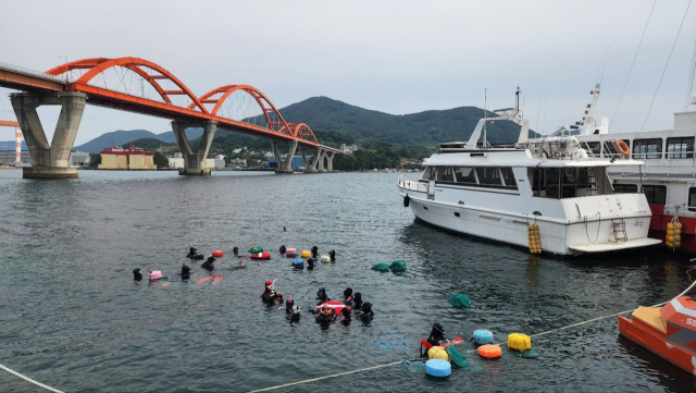 거제시 진두항 앞바다. 물살이 적당해 ‘예비 해녀’들이 수업받기 좋은 환경이다. 정수원·정윤혁 PD jyh6873@