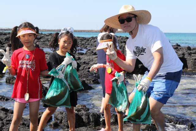 제주도는 지역민이 참여할 수 있는 제주해녀축제를 열어 해녀 문화를 알리고 있다. 해녀박물관 제공
