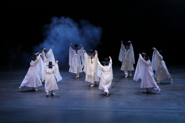 동래학춤보존회의 동래학춤 공연. 부산국제무용제조직위 제공