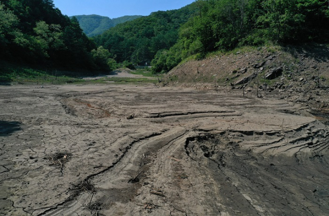 남부지방에서 가뭄이 계속 이어지고 있어 정부가 내년 봄철 농업용수 확보를 위해 대책마련에 나섰다. 사진은 바닥이 바짝 마른 저수지 모습 연합뉴스
