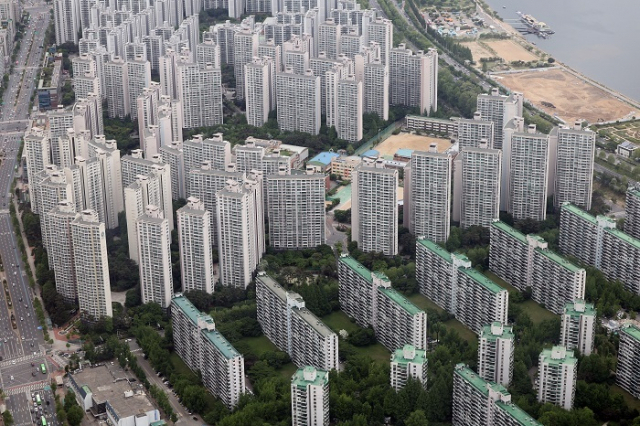 사진은 서울 송파구 롯데월드타워 전망대 서울스카이에서 바라본 서울지역 아파트 단지. 연합뉴스