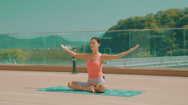 동남권원자력의학원이 유명 스트레칭 강사 강하나와 유방암 환우를 위한 상지림프부종 순환 운동 영상을 신규 제작해 유튜브 채널에 게시했다. 강하나 강사 섬네일