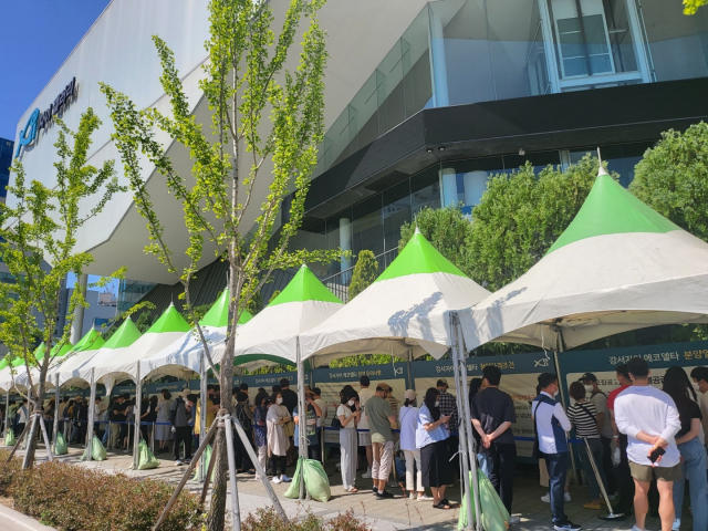 지난 27일 부산 연제구 자이갤러리에 설치된 ‘강서자이 에코델타’ 견본주택에 관람객이 대거 몰렸다. GS건설 제공
