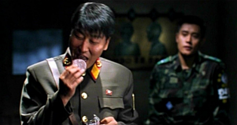 박찬욱 감독과 송강호는 오랜 시간 충무로 대표 영화 동지로 꼽혀왔다. 사진은 두 사람이 처음 호흡을 맞춘 영화 ‘공동경비구역 JSA’(2000) 스틸 컷. 배급사 제공