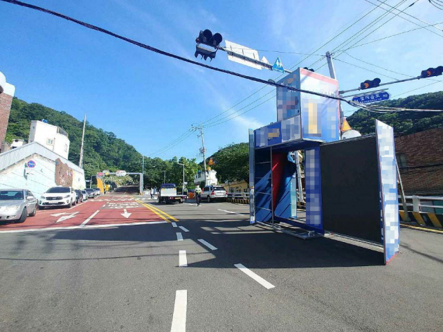 지난 29일 오전 7시 30분께 서구 서대신동에서 더불어민주당 소속 A 후보의 유세차 구조물이 전선에 걸려 떨어진 모습. 부산경찰청 제공