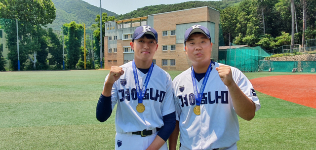 제76회 황금사자기 전국고교야구대회 최우수선수로 뽑힌 경남고 투수 나윤호(왼쪽)와 포수이자 주장인 김범석. 김한수 기자