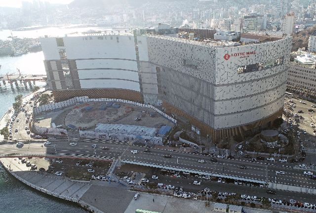 부산 중앙동 롯데백화점 광복점 건물 전경. 부산일보DB