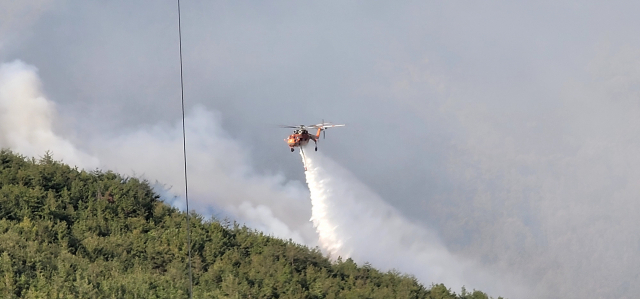 31일 오후 경남 밀양시 부북면에서 발생한 산불현장에서 헬기가 진화작업을 벌이고 있다. 김태권 기자
