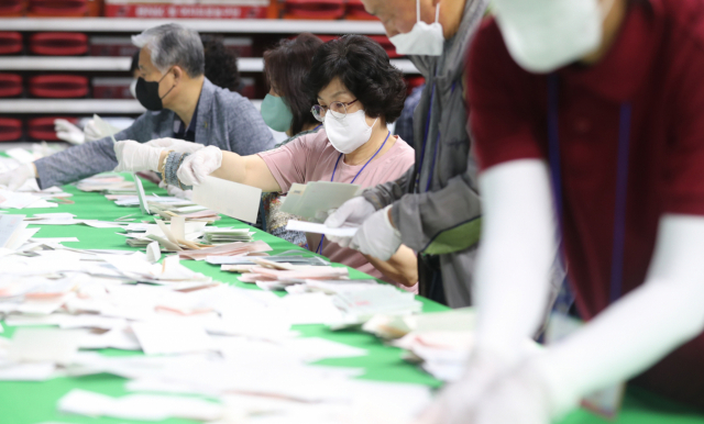 전국동시지방선거 투표일인 1일 오후 부산 사직실내체육관에 마련된 개표소에서 개표사무원들이 개표작업을 벌이고 있다. 이재찬 기자 chan@