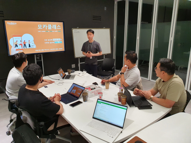지난달 30일 부산 금정구 장전동 레디킨즈 본사에서 레디킨즈 정종학 대표가 취미 생활 플랫폼 ‘모카 클래스’에 대해 소개하고 있다. 코리아스타트업포럼 동남권협의회 제공
