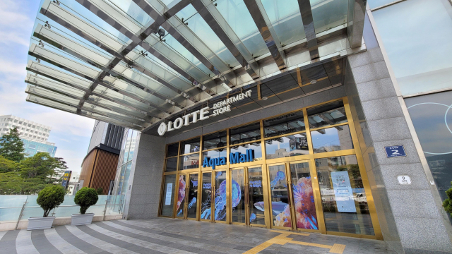 6월 1일부터 영업 중단 조치를 당한 부산롯데백화점 광복점의 입구가 굳게 닫혀 있다. 연합뉴스