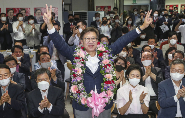 국민의힘 박형준 부산시장 당선인이 지난 1일 부산 부산진구에 위치한 자신의 선거사무실에서 당선확실이 발표되자 지지자들과 환호를 지르며 축하하고 있다. 김종진 기자 kjj1761@