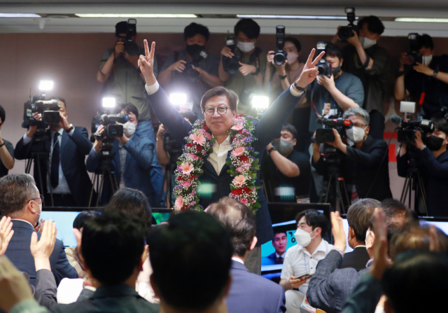 국민의힘 박형준 부산시장 후보가 1일 오후 선거사무소에서 당선이 확실시되자 두손을 들고 환호하고 있다. 연합뉴스
