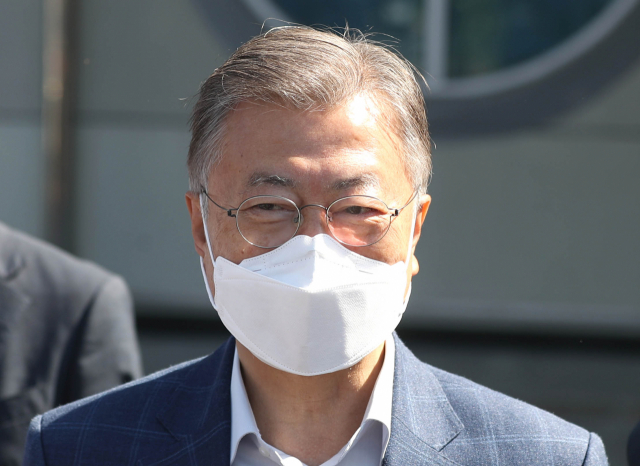 문재인 전 대통령이 지난 5월 27일 오전 경남 양산시 하북면주민자치센터에 마련된 사전투표소에서 제8회 전국동시지방선거 사전투표 후 취재진에게 소감을 밝히고 있다. 연합뉴스