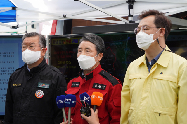 남성현 산림청장(가운데)이 2일 오전 경남 밀양시 부북면 산불현장통합지휘본부에서 산불 상황 및 진화 계획을 보고하고 있다. (연합뉴스)