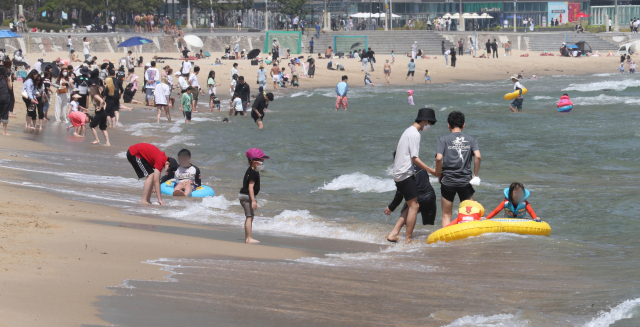 2일 부분 개장한 부산 해운대구 해운대해수욕장에서 시민들이 물놀이를 즐기고 있다. 물놀이 시간은 오전 9시부터 오후 6시까지며 부분 개장 기간 파라솔은 설치하지 않는다. 이재찬 기자 chan@