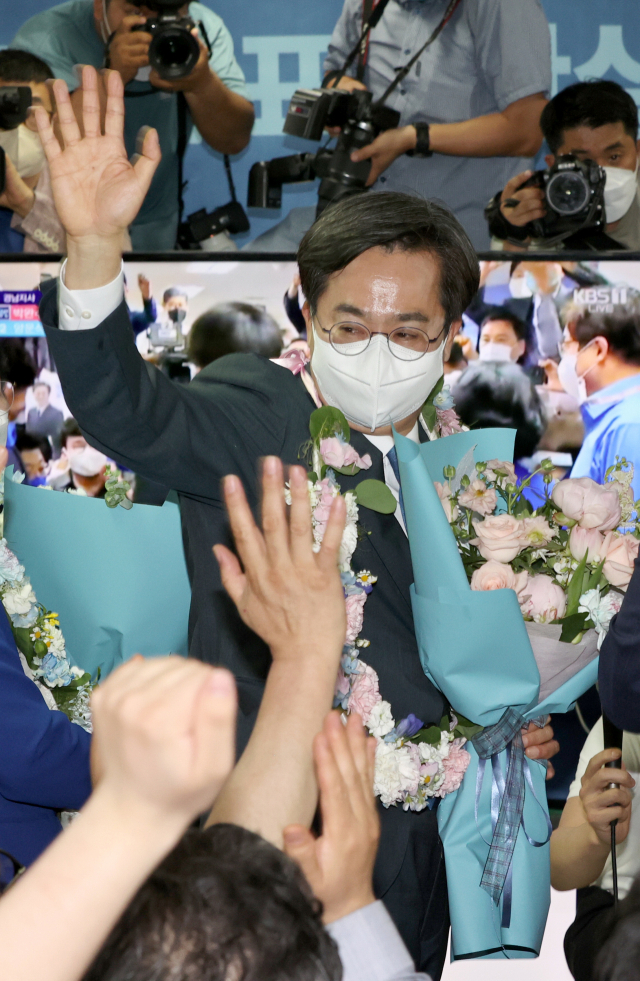 더불어민주당 김동연 경기도지사 당선인이 2일 새벽 경기도 수원시 선거사무소에서 당선이 확실시되자 손을 흔들고 있다. 연합뉴스