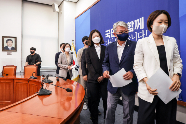 더불어민주당 윤호중, 박지현 공동비상대책위원장을 비롯한 비상대책위원들이 2일 국회에서 총사퇴 기자회견을 마친 후 자리를 뜨고 있다. 김종호 기자 kimjh@