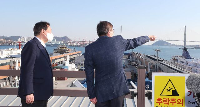 지난해 12월 4일 부산 북항에서 당시 국민의힘 윤석열 대선후보에게 2030부산월드엑스포 유치 진행 상황을 설명하는 박형준(오른쪽) 부산시장. 부산일보DB