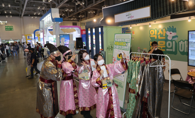 전국 각지의 축제를 한 자리에서 소개하는 제2회 대한민국 대표 축제박람회가 3일 부산 해운대구 벡스코에서 개막했다. 한국지방신문협회 주최로 ‘축제로 하나 되는 대한민국’을 주제로 열리는 이번 박람회는 5일까지 열린다. 이재찬 기자 chan@