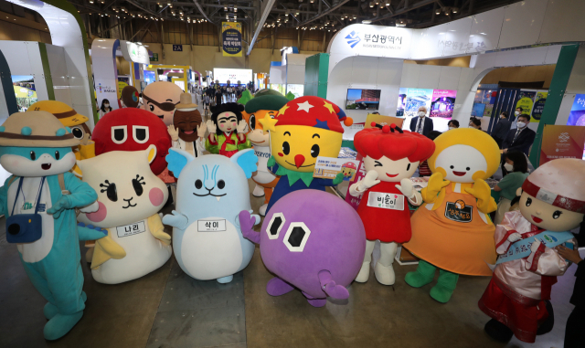 전국 각지의 축제를 한 자리에서 소개하는 제2회 대한민국 대표 축제박람회가 3일 부산 해운대구 벡스코에서 개막했다. 한국지방신문협회 주최로 ‘축제로 하나 되는 대한민국’을 주제로 열리는 이번 박람회는 5일까지 열린다. 이재찬 기자 chan@