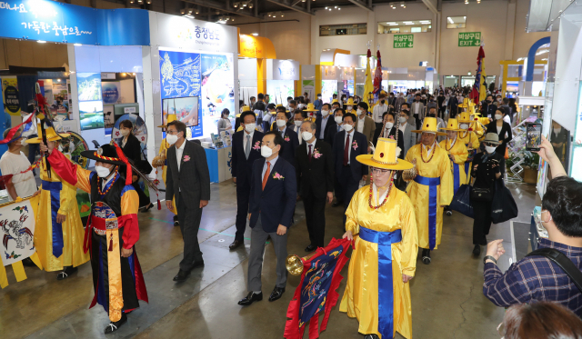 전국 각지의 축제를 한 자리에서 소개하는 제2회 대한민국 대표 축제박람회가 3일 부산 해운대구 벡스코에서 개막했다. 한국지방신문협회 주최로 ‘축제로 하나 되는 대한민국’을 주제로 열리는 이번 박람회는 5일까지 열린다. 이재찬 기자 chan@